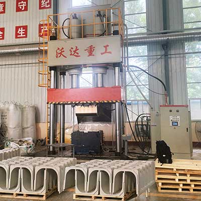 U型(xing)排水溝(gōu)成型液(yè)壓機_800噸(dūn)雙缸四(sì)柱液壓(ya)機