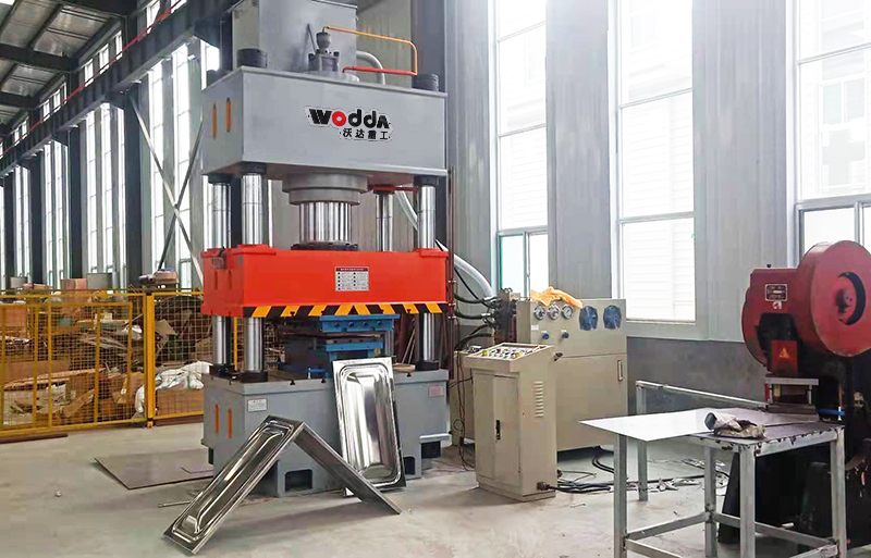 500噸不鏽(xiu)鋼水箱成(chéng)型液壓機(ji)客戶現場(chang)視頻