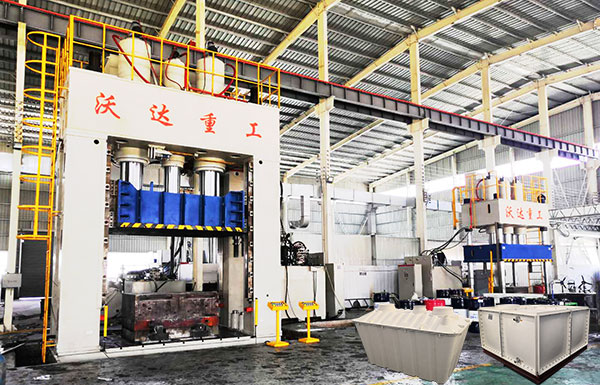 2000噸液壓機模(mo)壓SMC玻璃鋼化糞(fèn)池視頻