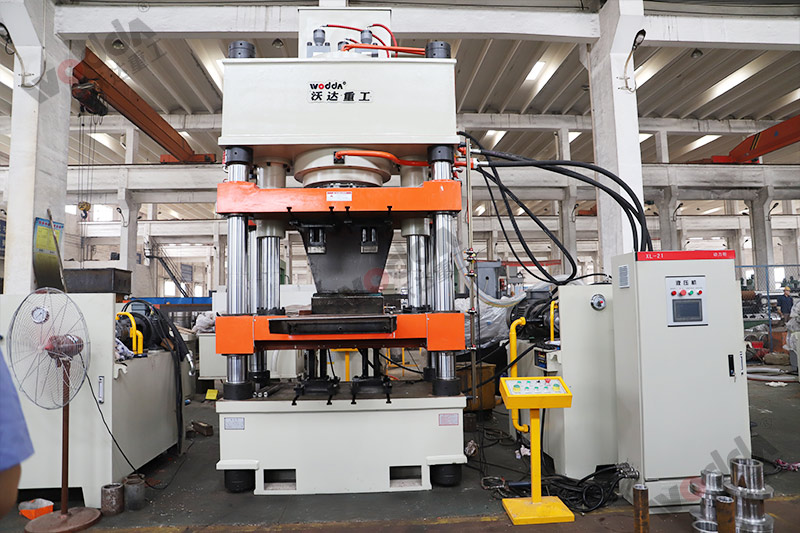 牛羊舔磚液壓機都有什麼優勢？山東四柱液壓機廠家分享