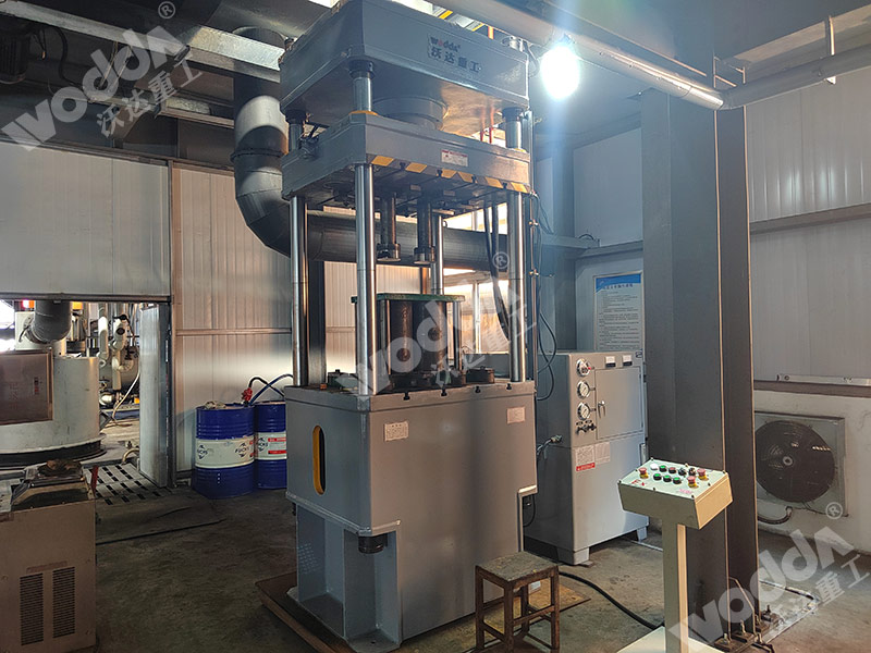 200噸石墨粉末成型液壓機 200噸石墨粉末成型液壓機