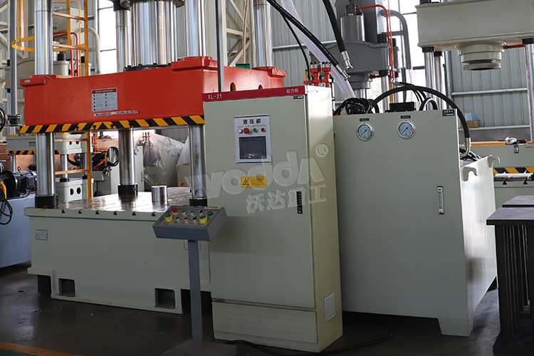 500噸液壓機(PLC動力櫃、移動控制台) 500噸液壓機(PLC動力櫃、移動控制台)