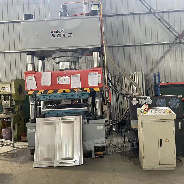 400噸水箱闆成型液壓機客戶現場 400噸水箱闆成型液壓機客戶現場