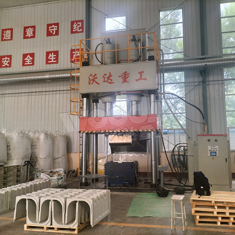 800噸U型排水溝成型液壓機 800噸U型排水溝成型液壓機