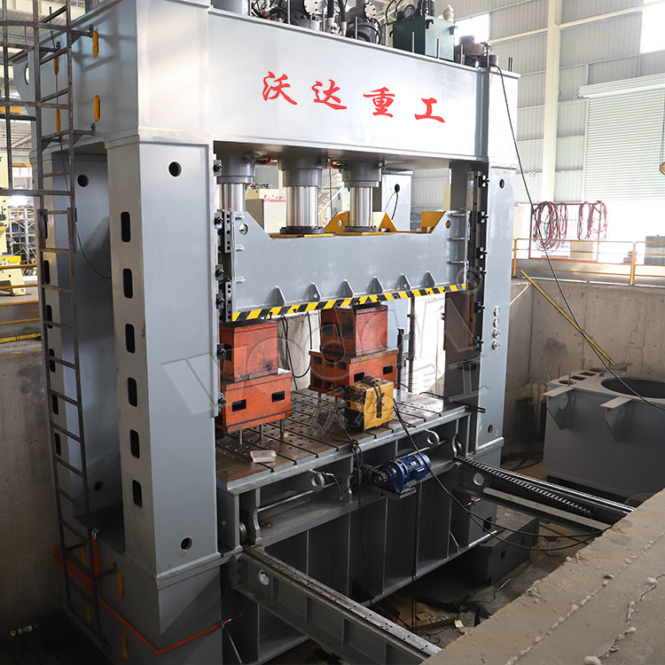 630噸框架式液壓機車間試機 630噸框架式液壓機車間試機