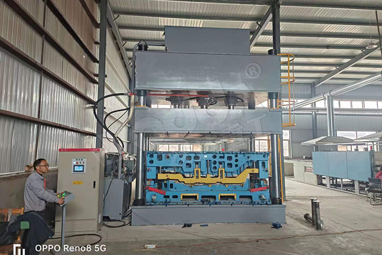 315噸汽車内飾件液壓機台面3000*2000mm