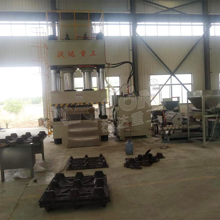 800噸塑料托盤液壓機客戶現場