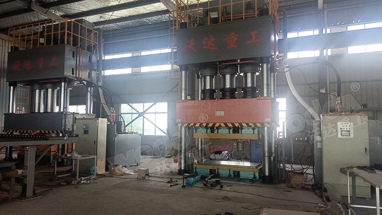 1500噸SMC汽車導流罩成型液壓機試機.jpg 1500噸SMC汽車導流罩成型液壓機試機.jpg