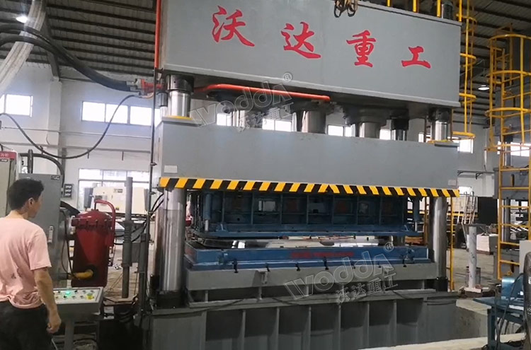 1250噸不鏽鋼水箱闆液壓機客戶現場 1250噸不鏽鋼水箱闆液壓機客戶現場