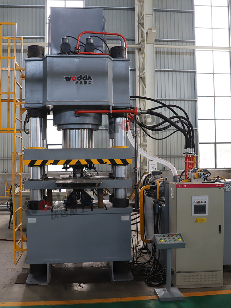 800噸四梁四柱液壓機(鹽磚機) 800噸四梁四柱液壓機(鹽磚機)