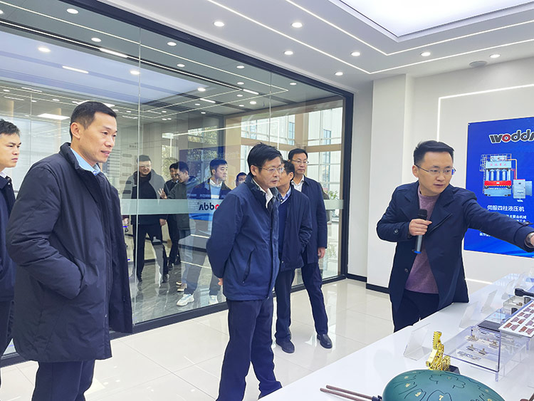 滕州市政協副主席董鴻洋一行考察沃達重工現場