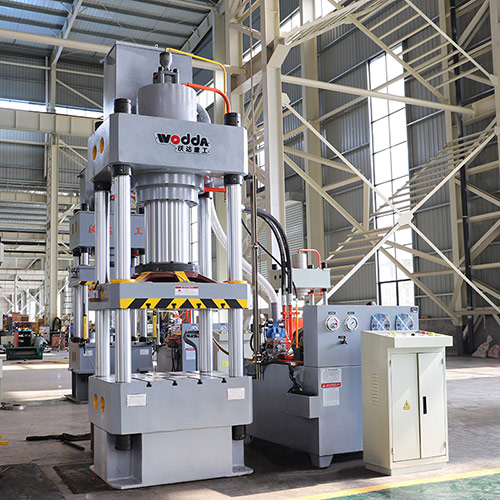 315噸四(sì)柱液壓(ya)機台面(miàn)800x800mm